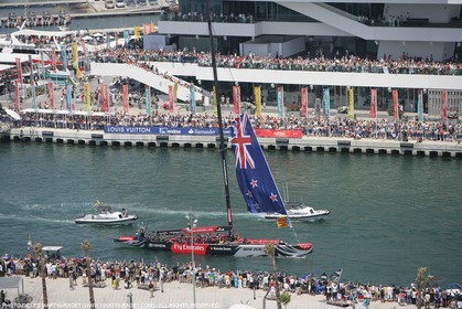 2' 06 2007-Valencia (Spain)- 32nd America's Cup - Final Match - Day 2