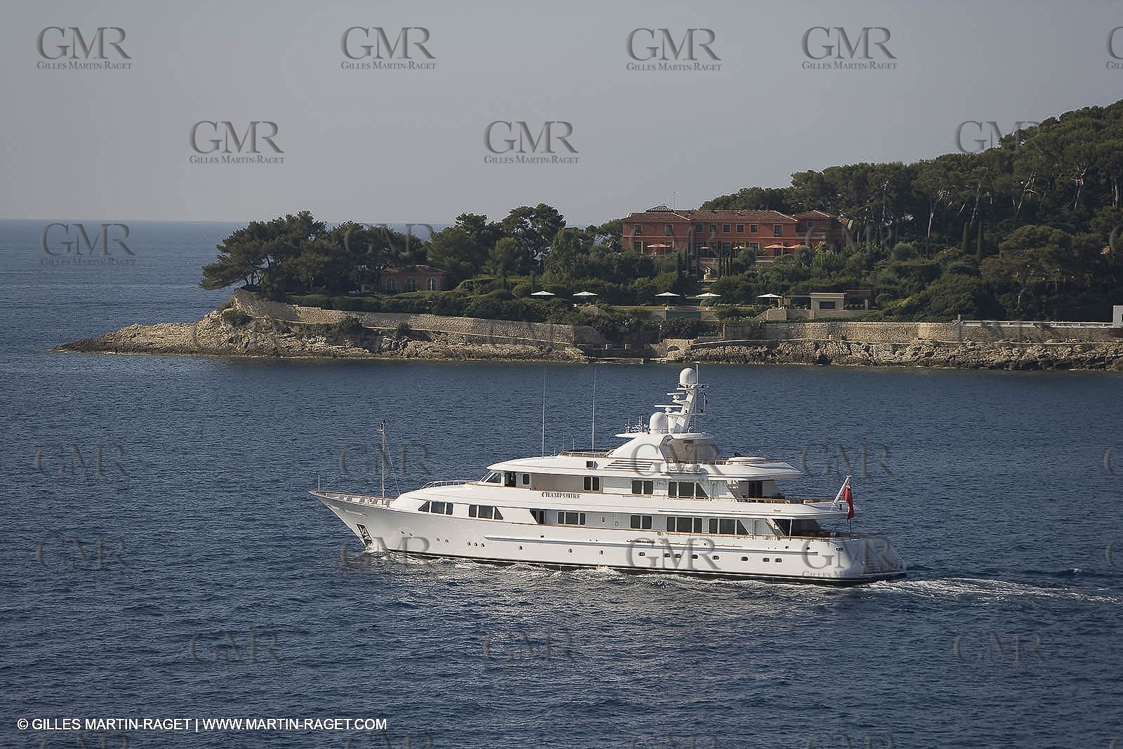 28 07 2007 - St Jean Cap Ferrat - SuperYachts - Motor Yachts - Hampshire