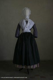 Mai 2004 - La Tour d'Aigues (FRA, 84) Costumes anciens pour l'exposition Femmes du Midi