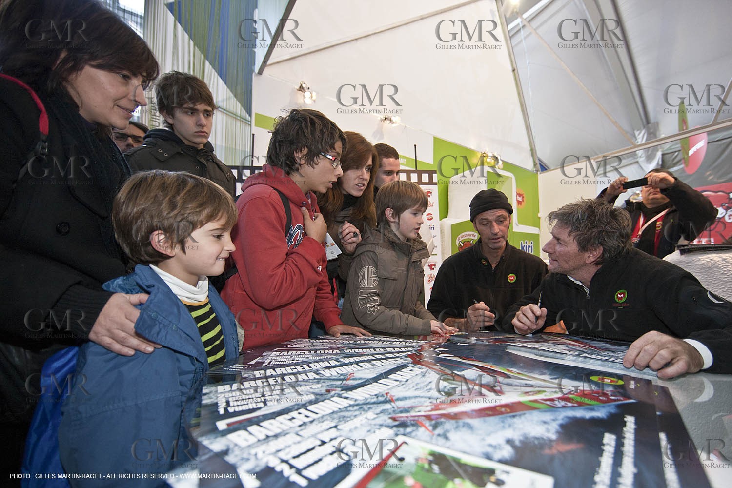 29 12 2010 - Barcelona (ESP) - Barcelona World Race 2010 - Groupe Bel - Preparation - poster signature on the Groupe Bel Stand