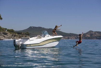 Bateau à Moteur au mouillage