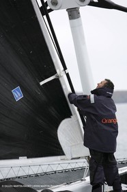 Trophée Jules Verne - Lorient - 30 12 04 - Orange II - Entraînement - A bord - Philippe Péché