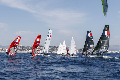 15 04 2024, Marseille (FRA), présentation des sélectionnés olympiques français en voile pour les Jeux Olympiques de Paris 2024.  Alex Mazella (Kite hommes - Formula Kite); Laurianne Nolot (Kite femmes - Formula Kite); Nicolas Goyard (Planche à voile hommes - iQFoil); Hélène Noesmoen (Planche à voile femmes- iQFoil); Camille Lecointre-Jeremie Mion (dériveur double mixte - 470); Louise Cervera (Dériveur femmes - ILCA 6); Jean-Baptiste Bernaz (Dériveur hommes - ILCA 7); Tim Mourniac - Lou Berthomieu (Multicoque mixte - Nacra 17); Clément Péquin - Erwan Fischer (Skiff hommes - 49er); Sarah Steyaert-Charline Picon (Skiff femmes - 49er FX).