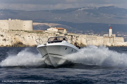Bateau à Moteur en Route