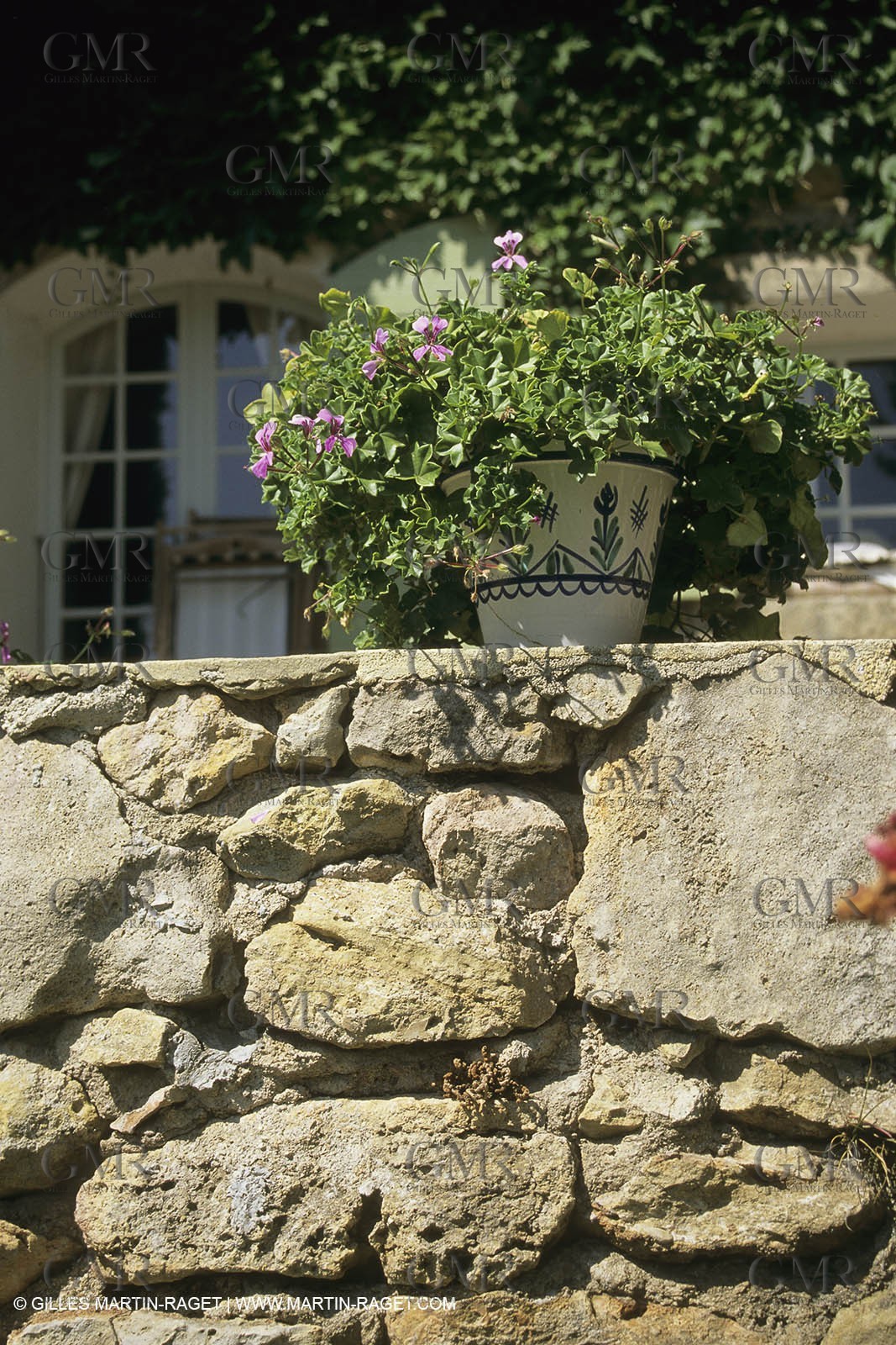 France, Provence, Villages du Luberon, détails, vieilles pierres, portes, toitures