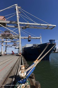 01 03 2011 - San Frnacisco (USA,CA) - Harbour operations - ship details - ship unloading - containers