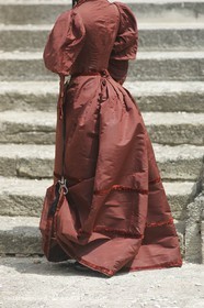 Mai 2004 - La Tour d'Aigues (FRA, 84) Costumes anciens pour l'exposition Femmes du Midi