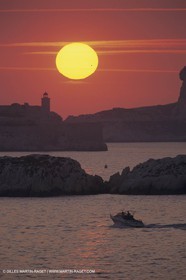 Powerboating, cruising