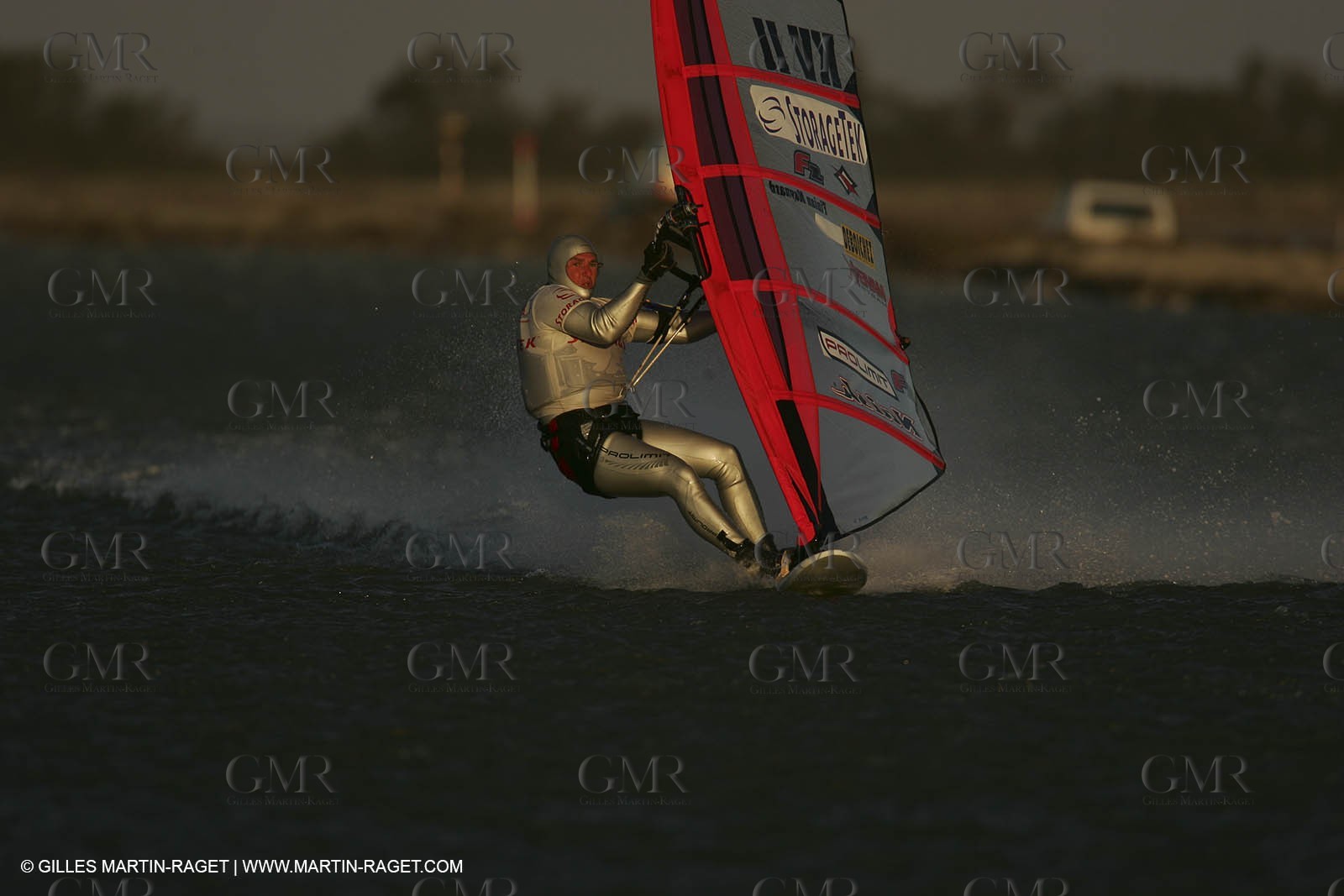 13 11 2004 - Les Saintes Maries de la mer (France) - Irish sailboarder Finian Maynard beat the overall sailing speed record with a run at 46,82 knts.