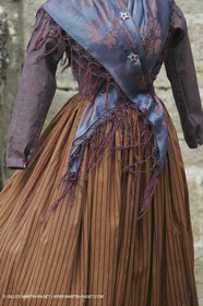 Mai 2004 - La Tour d'Aigues (FRA, 84) Costumes anciens pour l'exposition Femmes du Midi