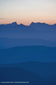 01 09 2007 - sommet du Mont Ventoux (FRA, 84) - Vue vers le nord vers la Haute Provence et les Alpes du Sud (Massuf de l'Oisans)