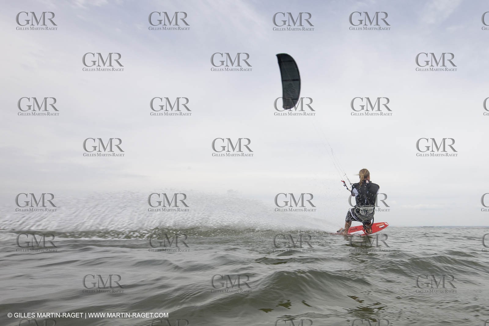 08 05 2008 - Port Saint Louis du Rhône (FRA, 13) - kite surfer Alexandre Caizergues training