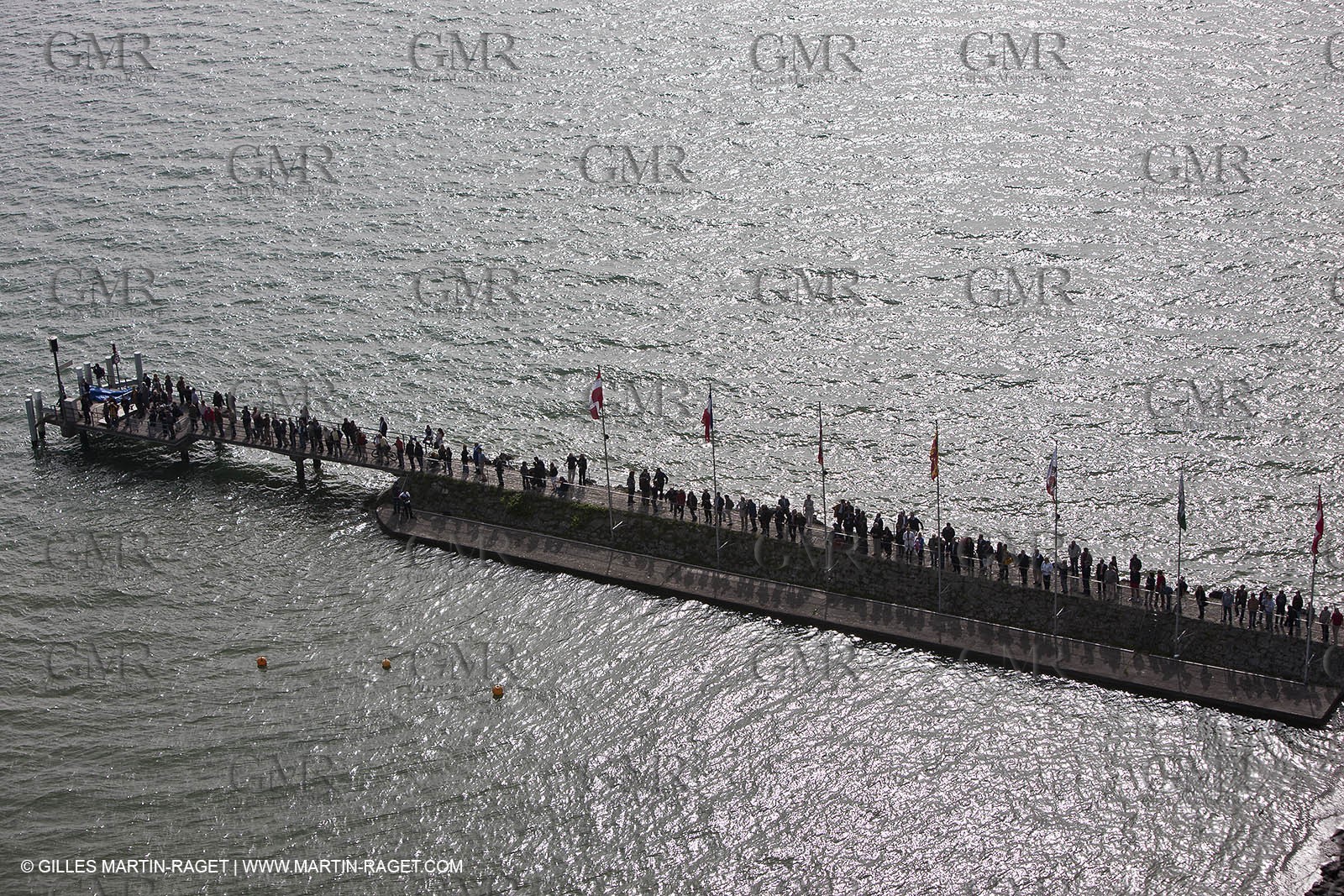 08 10 10 - St Sulpice (SUI) - Hydroptere.ch touches water