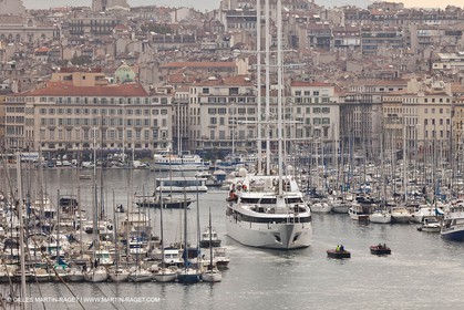 23 10 2010 - Marseille (FRA,13) - Le Ponant - Arrival in Marseille and entrance in the historical port