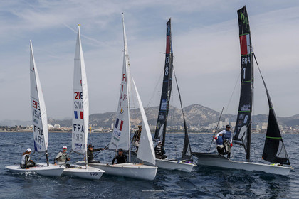 15 04 2024, Marseille (FRA), présentation des sélectionnés olympiques français en voile pour les Jeux Olympiques de Paris 2024.  Alex Mazella (Kite hommes - Formula Kite); Laurianne Nolot (Kite femmes - Formula Kite); Nicolas Goyard (Planche à voile hommes - iQFoil); Hélène Noesmoen (Planche à voile femmes- iQFoil); Camille Lecointre-Jeremie Mion (dériveur double mixte - 470); Louise Cervera (Dériveur femmes - ILCA 6); Jean-Baptiste Bernaz (Dériveur hommes - ILCA 7); Tim Mourniac - Lou Berthomieu (Multicoque mixte - Nacra 17); Clément Péquin - Erwan Fischer (Skiff hommes - 49er); Sarah Steyaert-Charline Picon (Skiff femmes - 49er FX).