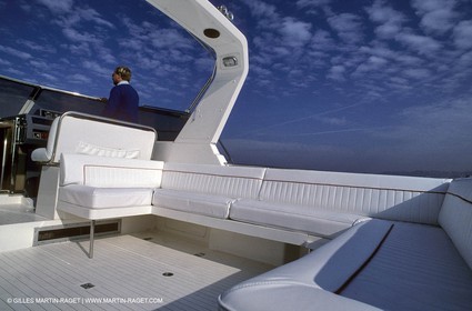 MotorYacht - Inside - Decks