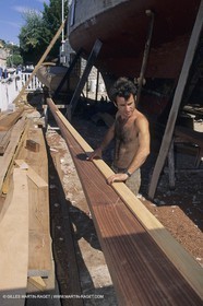 Bateaux à moteur, canots d'époque, Construction de la répolique de Sagitta au chantier Trapani (Cassis, FRA,13)