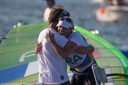 14 08 2016, Rio de Janeiro (BRA), 2016 Olympic Games, Sailing, RSX Women medal race, Charline Picon, gold medalist and her coach Cédric Leroy