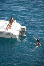 Bateau à Moteur au mouillage