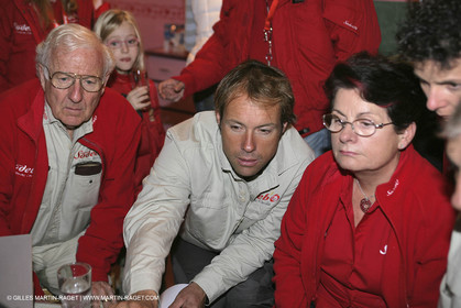 27 10 2006 - Saint Malo (FRA) - Route du Rhum 2006 - Thomas Coville (Sodeb'O) preparing the start with his sponsors and his team