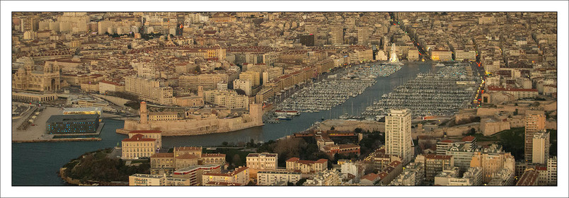 Produit : Tirage photo réalisé par nos soins sur imprimante jet d'encre professionnelle Epson à partir de 8 encres ultrachrome inaltérables (label Digigraphie).Formats au choix :. 20 x 60 cm. 33 x 95 cm- 52 x 150 cmChoix des papiers :. Papier standard brillant 250 gr., filet noir, marge blanche, tirage non signé. Papier haut de gamme satiné 290 gr. filet noir, marge blanche, tirage vérifié et signé par l'auteur.. Autres supports (canvas, acrylique, dibond) sur demandeConditionnement : tube cylindrique renforcé.Options pour l'expédition : . colissimo + dépôt boîte aux lettres (France uniquement). Colissimo avec signature à réception. Transporteur express (2 jours ouvrés) avec signature à réceptionCliquez sur caddie pour sélectionner votre formule et démarrer la procédure de commande en ligne
