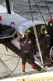 Bruno Peyron - Orange II - Jules Verne Trophy 2004 - Ouessant start