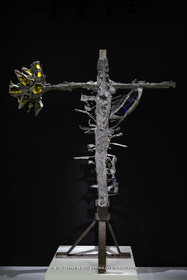 28 02 2023, Paris (FRA), oeuvre de Germaine Richier, Exposition Centre Pompidou - Musée Fabre 2023,  La Croix avec verres de couleurs 1953, Plomb avec verres colorés jaune et bleu, Pièce unique, 210 x 161,5 x 75 cm, Collection famille Germain Richier