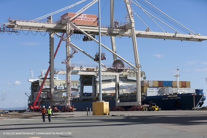 01 03 2011 - San Frnacisco (USA,CA) - Harbour operations - ship details - ship unloading - containers