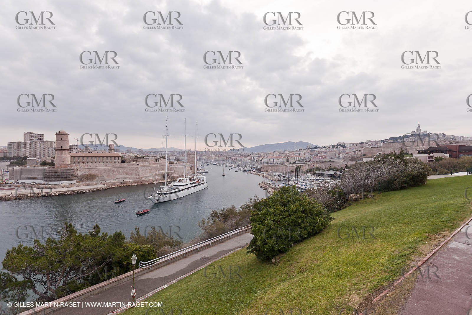 23 10 2010 - Marseille (FRA,13) - Le Ponant - Arrival in Marseille and entrance in the historical port