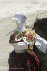 Mai 2004 - La Tour d'Aigues (FRA, 84) Costumes anciens pour l'exposition Femmes du Midi