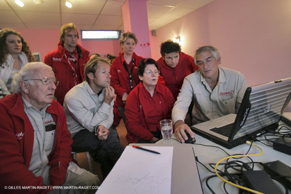 27 10 2006 - Saint Malo (FRA) - Route du Rhum 2006 - Thomas Coville (Sodeb'O) preparing the start with his sponsors and his team