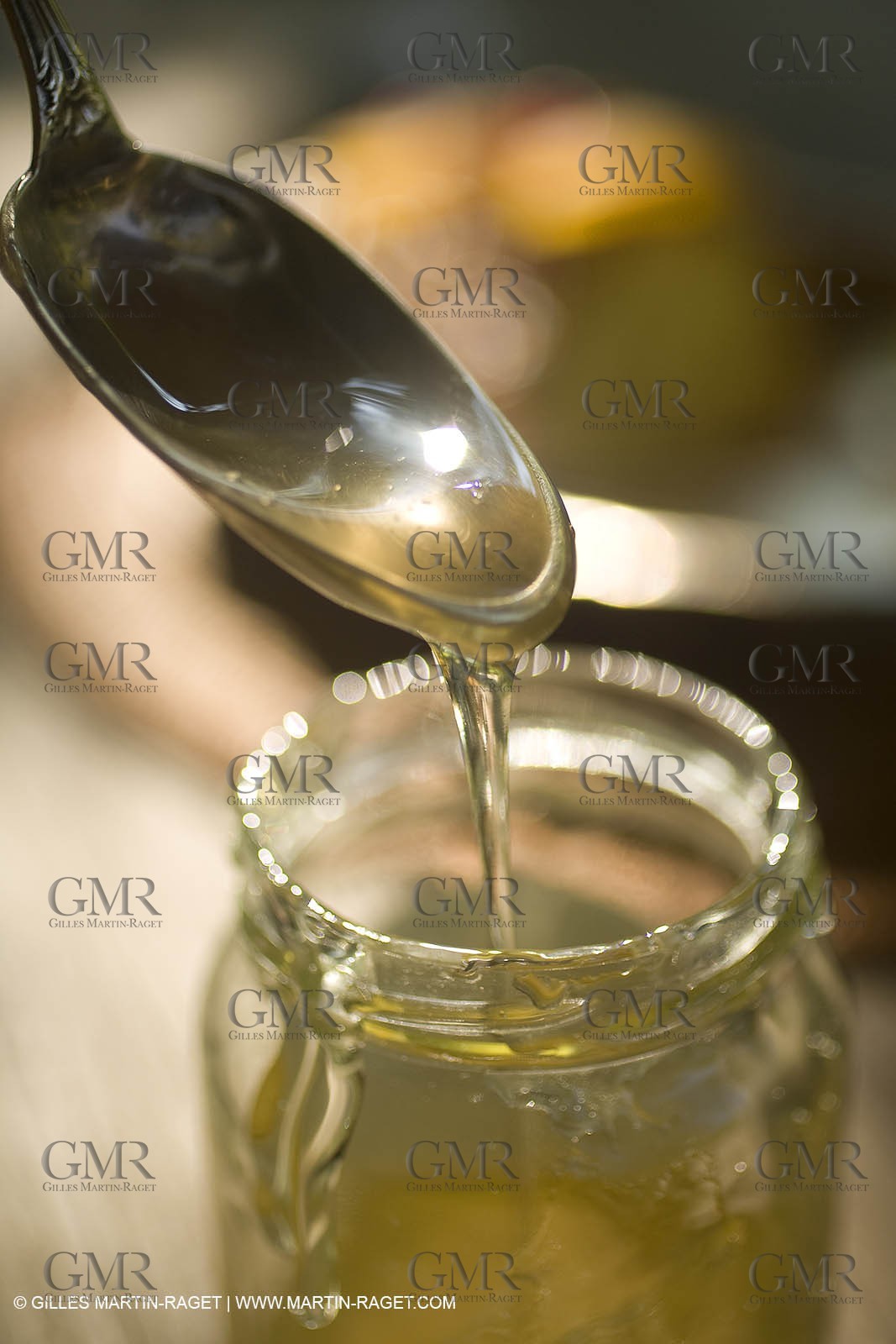 113 08 2007 - Saint Etienne du Grès (FRA - 13) - Honey and bees