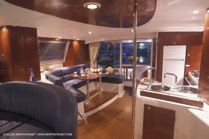 MotorYacht - Inside - Decks