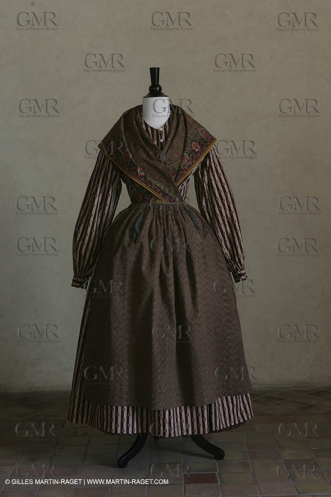 May 2004 - La Tour d'Aigues (FRA, 84) - Old costumes for women of the South exhibition