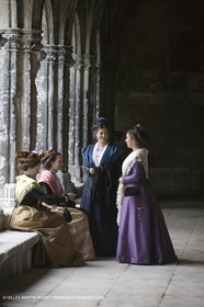 04 03 2007 - Arles - Queen of Arles and her assistants - winter costume trials