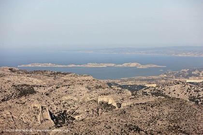 11 03 2009 - Marseille (FRA, 13) -Les  Calanques - Cirque des Pételins (en bas à g.), Crêtes de l'Estret, et ile du Frioul