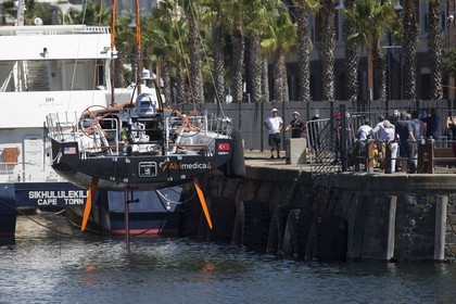 07 11 2014, Capetown (ZAF), Volvo Ocean Race 2014-15, Team Alvimedica, boat being lifted with the iconic Table Mountain as a background
