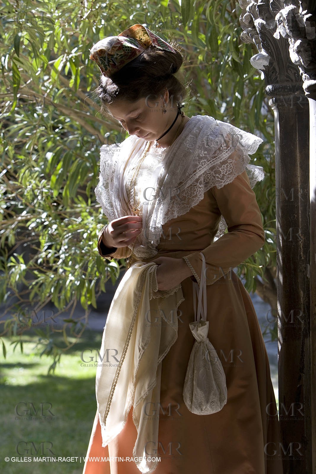 10 03 2007- Arles (FRA, 13) - Queen of arles and her assistants