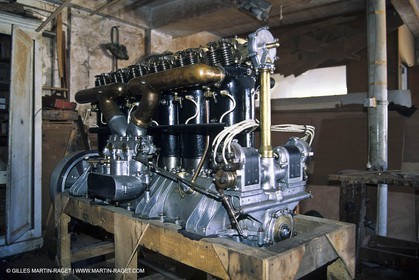 motor boats, claissc runabouts, cefit or Sagitta at Trapani boatyard (Cassis, FRA,13)