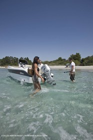 Bateau à Moteur au mouillage