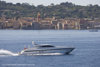 06 09 2007 - Saint Tropez (FRA, 83) - Superyachts - Motoryachts - Mangusta 92 Triple Fun in Saint Tropez - Mooring at Club 55 at Pampelonne Beach