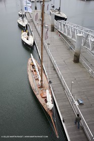 19 05 2010- Lorient- (FRA,56)  - les cinq Pen Duick et l'Hydroptère devant la Cité de la Voile Eric Tabarly