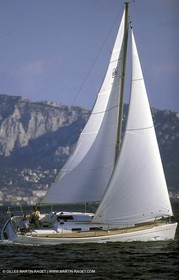 Crusing monohull sailing