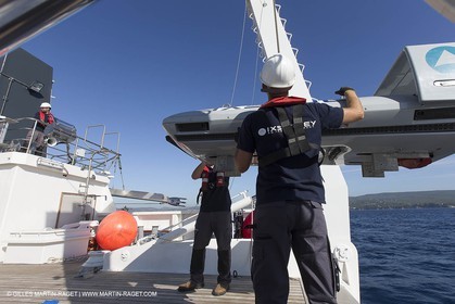 11 09 2014 - la Ciotat (FRA,13) - onboar Al Azzizi, oceanographic research ship buit by H2X boat yard, measure devices manipuation