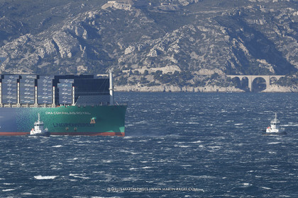 14 12 2023, Marseille (FRA), arrivée du Palais Royal, porte container armé par la CMA CGM, navire de 400 mètres de long, 67 mètres de large, qui transporte 23 000 conteneurs avec propulsion au GNL