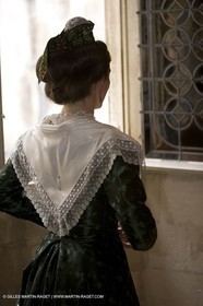 04 03 2007 - Arles - Queen of Arles and her assistants - winter costume trials