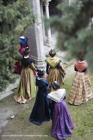 04 03 2007 - Arles - Queen of Arles and her assistants - winter costume trials