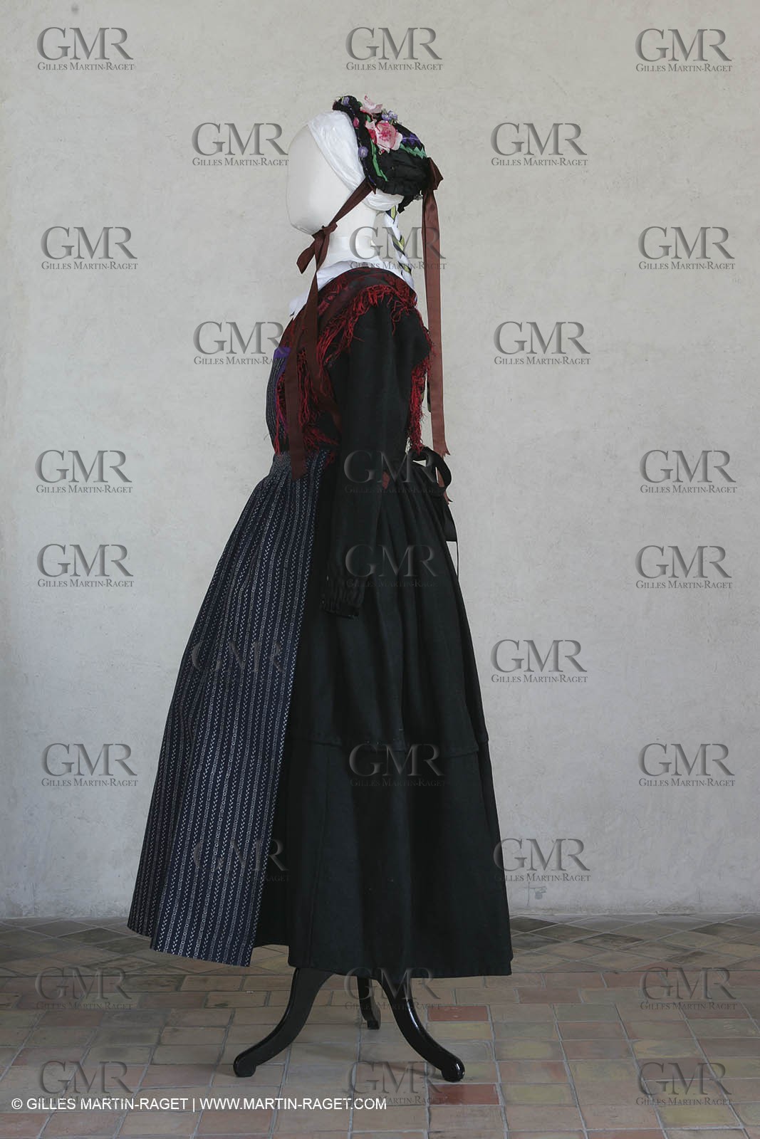 May 2004 - La Tour d'Aigues (FRA, 84) - Old costumes for women of the South exhibition