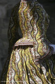 Mai 2004 - La Tour d'Aigues (FRA, 84) Costumes anciens pour l'exposition Femmes du Midi