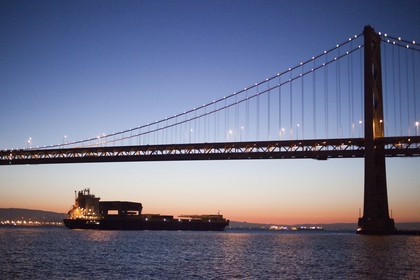 28 02 2011 - San Francisco (USA, CA) - USA 17 arrival in San Francisco - Star ISfjord passin under Oakland Bay Bridge